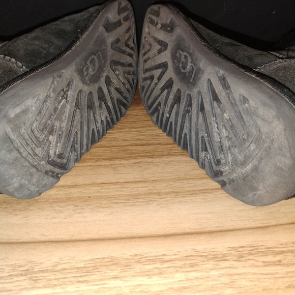 UGG Bailey Button 2 Girls Size 2 Black Suede Boots - Picture 5 of 5